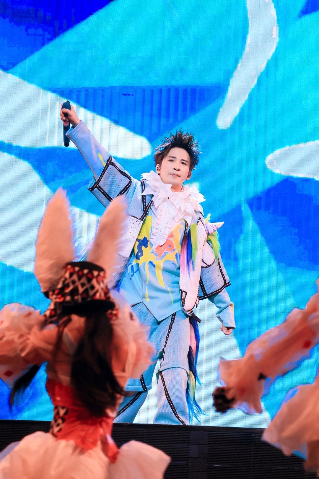 #大张伟晒照告别重庆演唱会#、#谢谢大张伟给我做年终总结#大张伟晒照告别重庆演唱