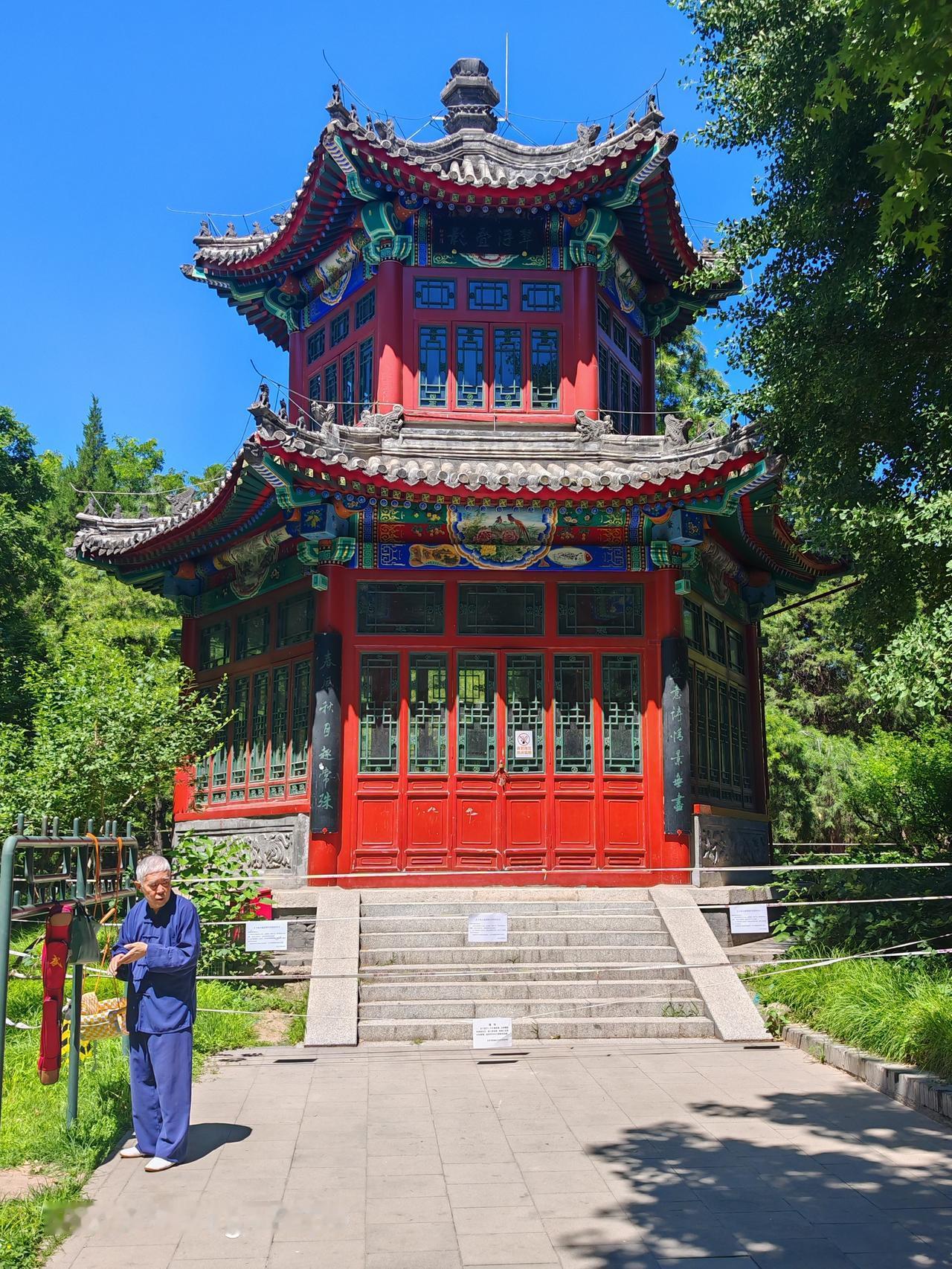 宣武艺园虽小，风景却独好。它原址为善果寺，有深厚历史底蕴。公园占地7.37万平方