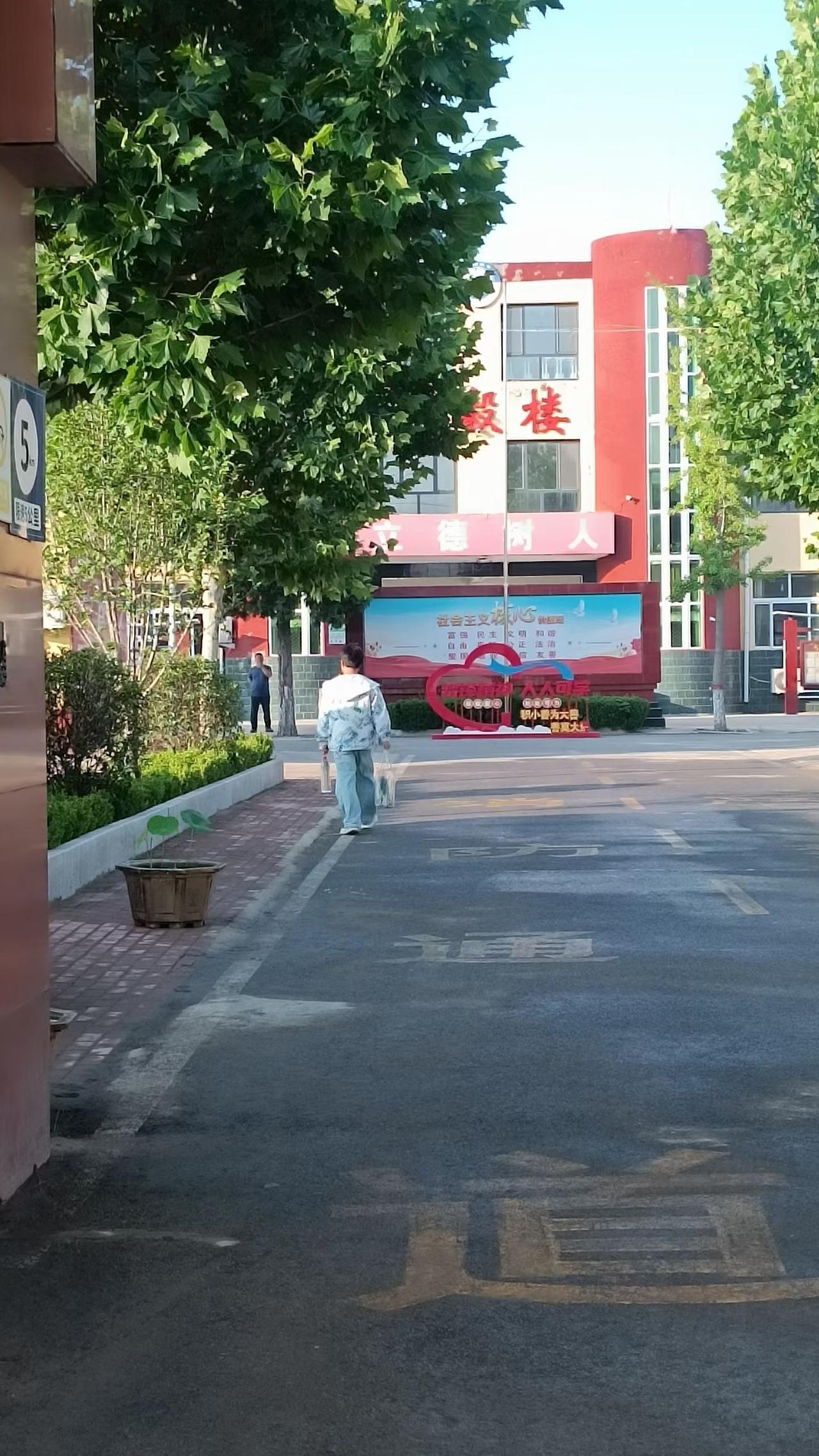 明明还处在闷热酷暑，怎么就到立秋了！很多人搞不懂，这个节气到底是怎么来的！
 
