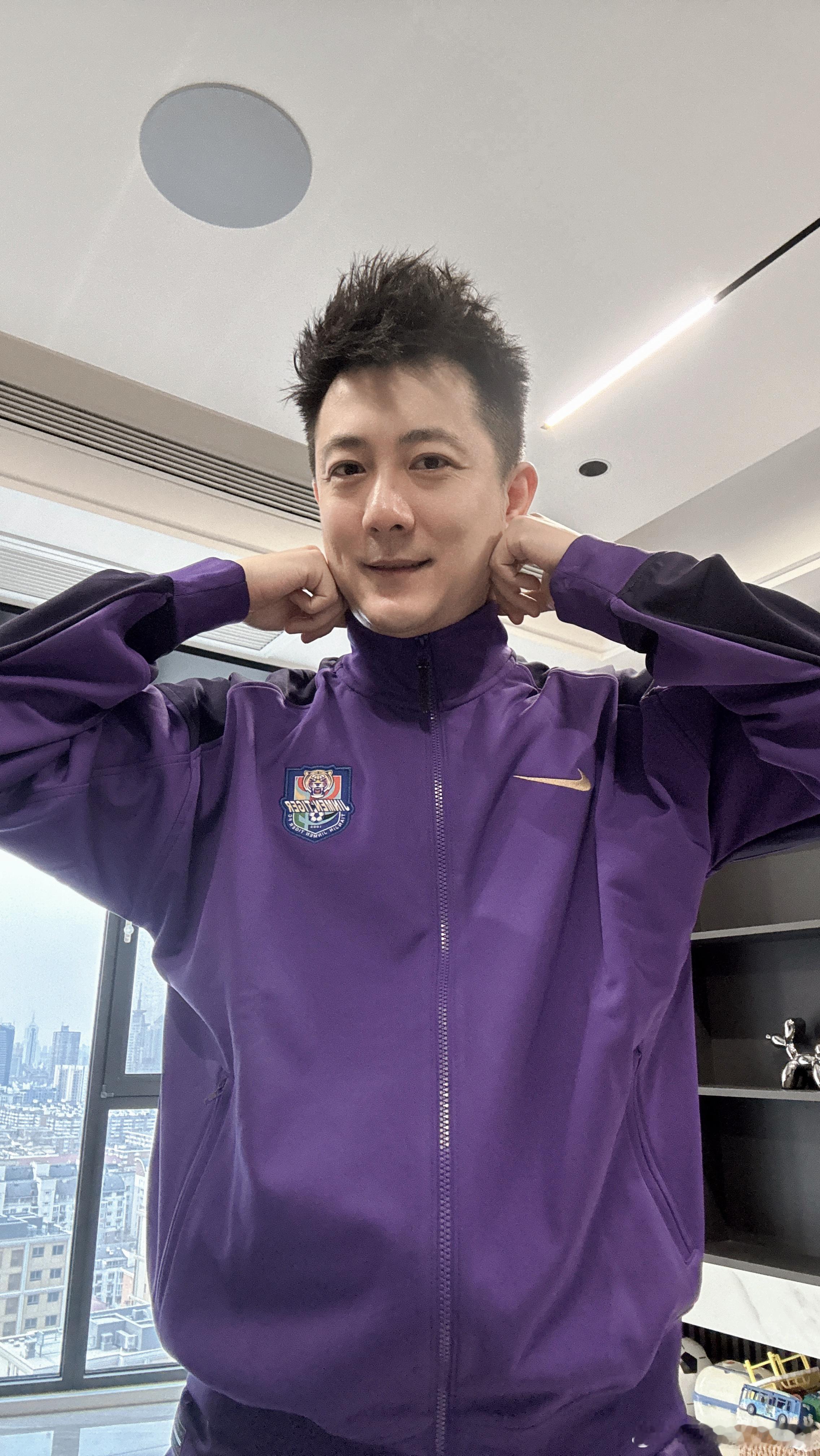 感谢我最爱的球队！这件球衣和夹克真的让我爱不释身……7号上午十点开售 俱乐部这几