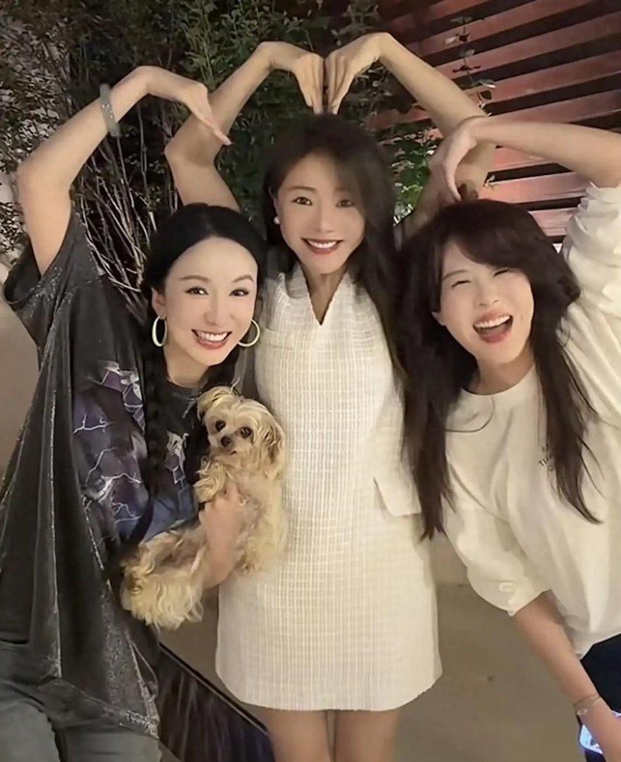 时隔多年《爱情公寓》三美罕合同框！娄艺潇变化最惹眼，李佳航还隔空喊话了 ​​​