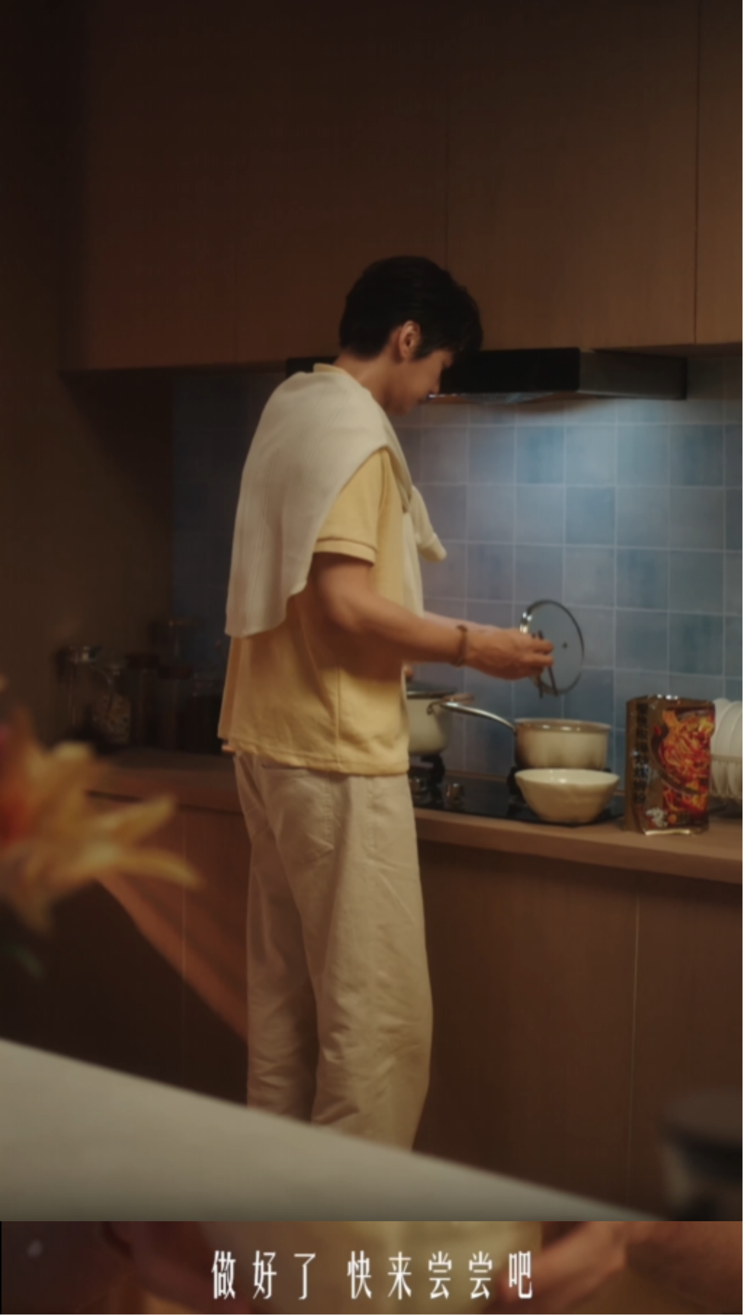 广州人连零食都很会吃 广州人追个剧、嗑个CP，桌上的零食都能摆出好几轮，咸的甜的