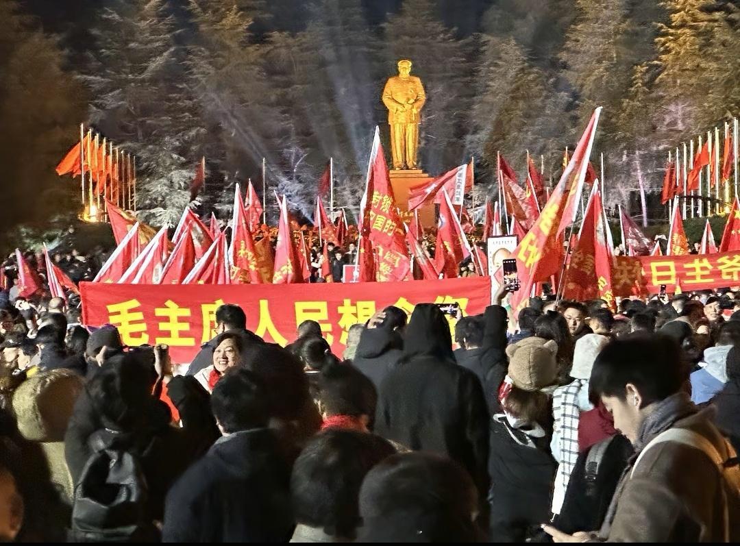 古今中外，唯有教员，能让万众自发奔赴一个山区村庄，于凛冬长夜中，等候他的诞辰。 