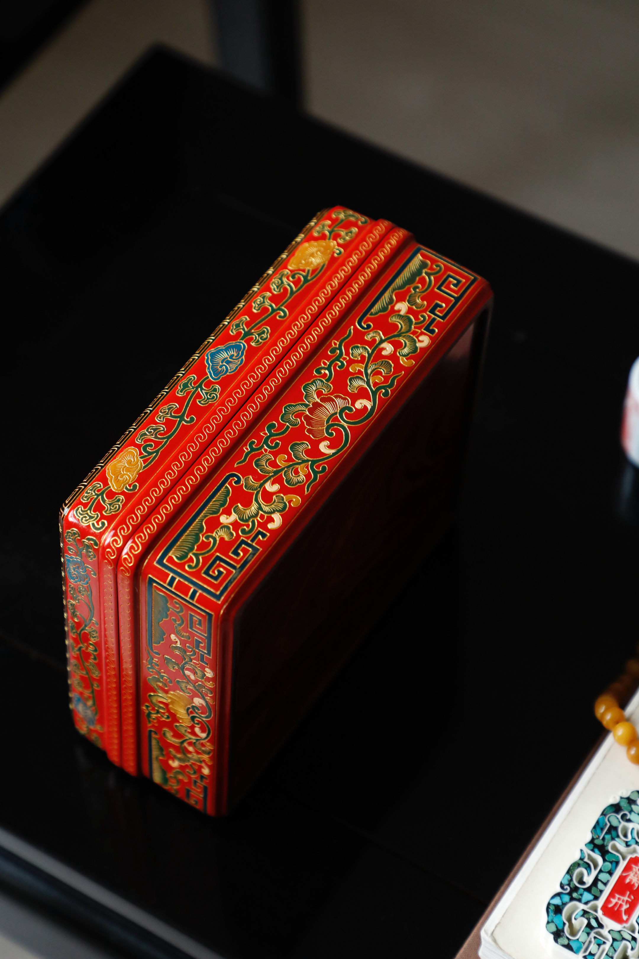 紫檀戗金填彩 | 凤穿牡丹 文盒老料底胎，古法大漆十几道工序，刻绘凤凰牡丹图案，