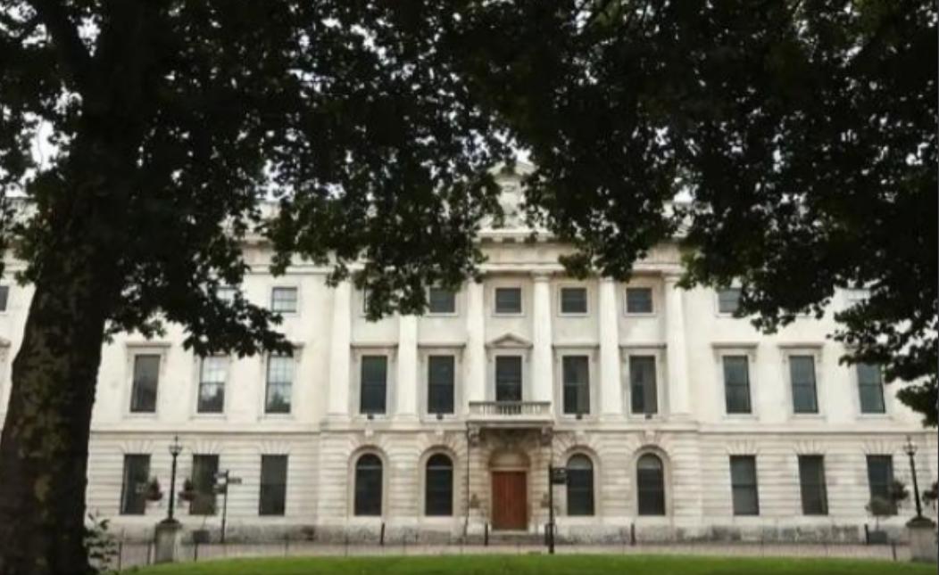 英国到底敢不敢不给中国批这块地？其实明眼人都看出来了：现在的英国不是在犹豫，而是