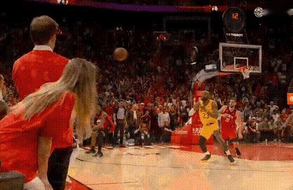 NBA 最后时刻投进绝平三分，詹姆斯手感正热，这个绝杀出手的弹道很正，只可惜差了