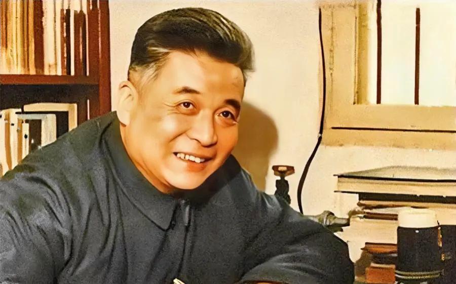 1986年，邓稼先在临终前提出想要在去看一眼天安门，可当他乘坐的轿车驶过天安门时