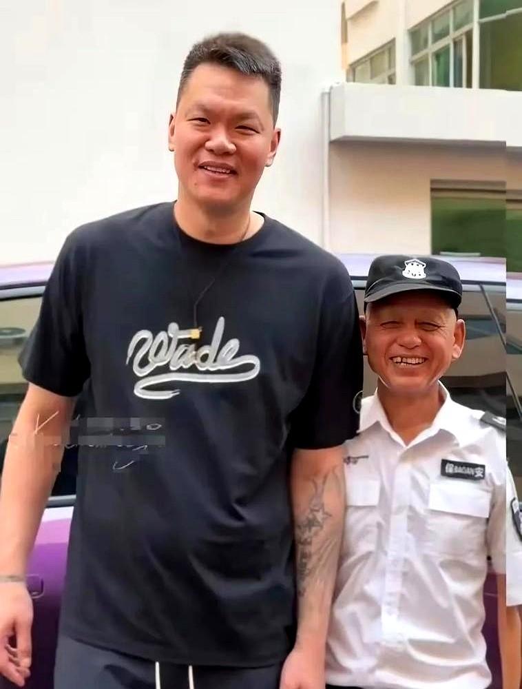 保安大叔递过去一根烟，堂堂宏远运营总监双手接过来，低头凑近火机点上。

从当家球