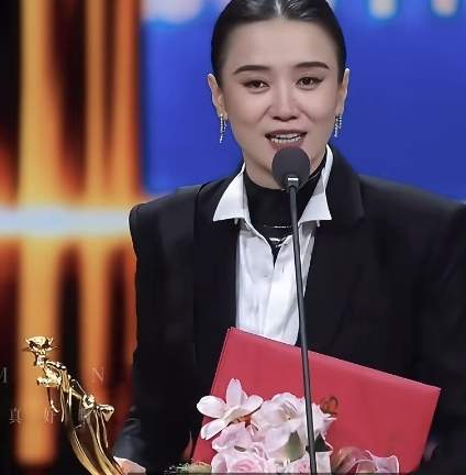 宋佳拿奖不到一天，引发众怒，网友：把奖直接给她邮过去吧