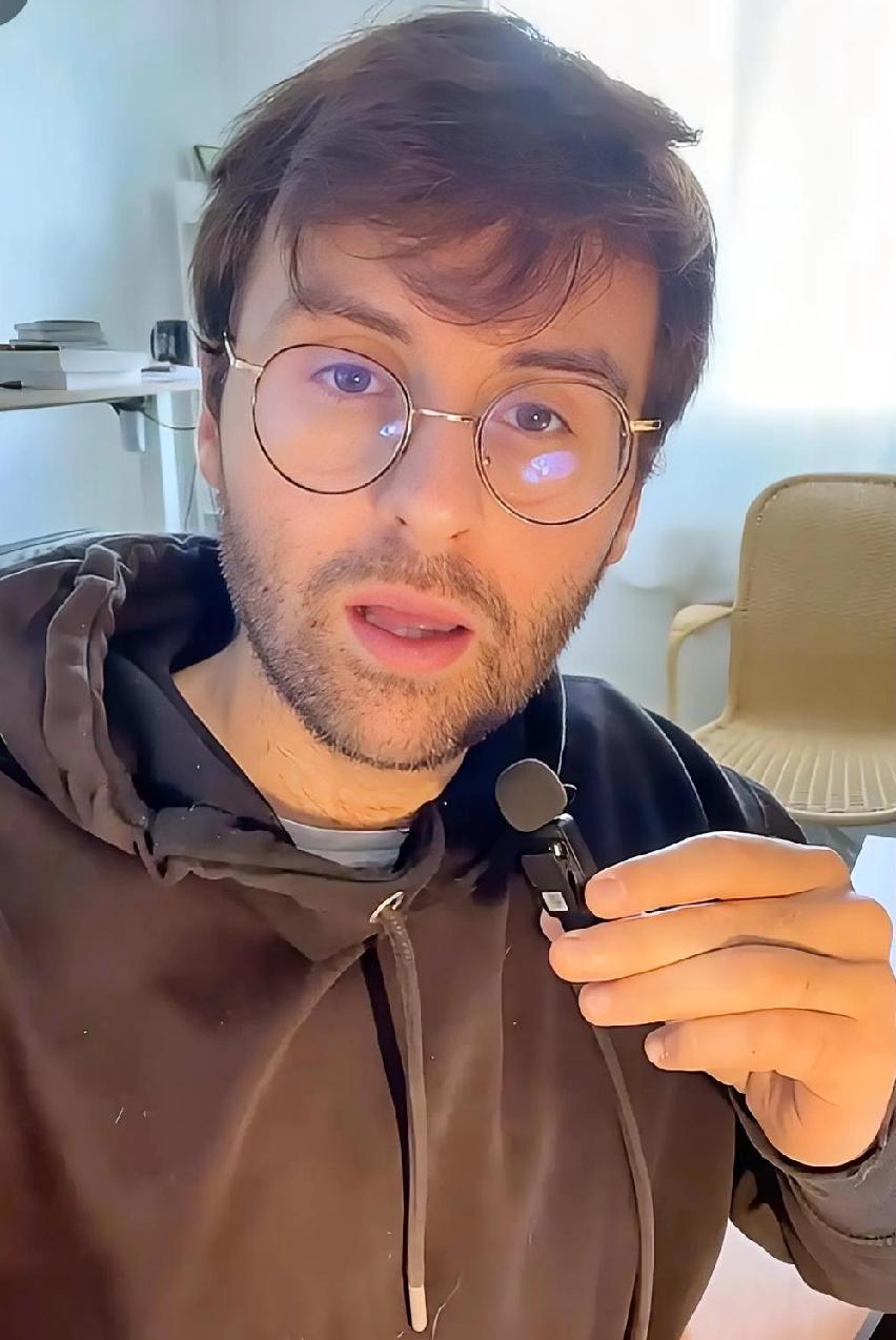 马库斯憔悴了！
捐赠相片后，热爱中国文化的他在成都开了间“和平小屋”。没想到“搞