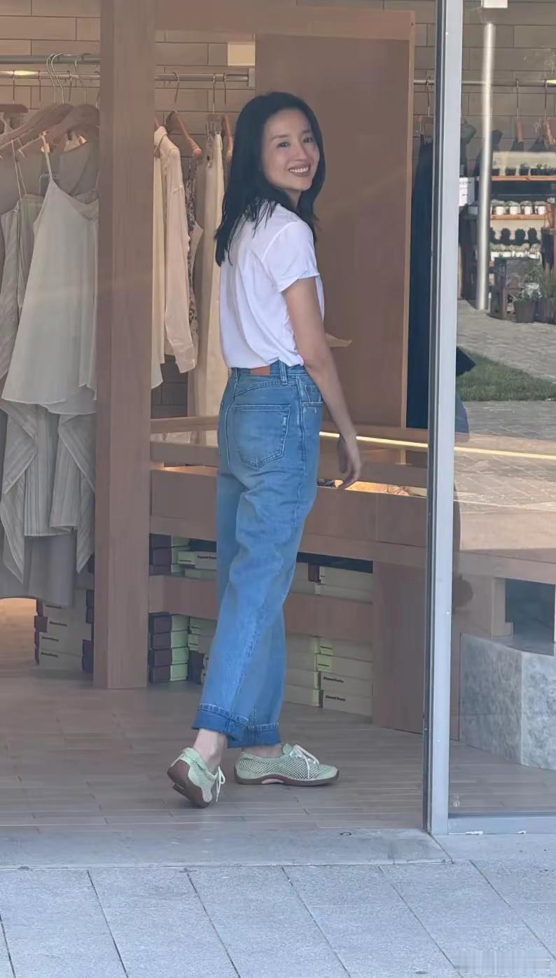 董洁在阿那亚开了服装店，穿着白T恤坐在店里，当老板娘真惬意。董洁这家店开业前就吸