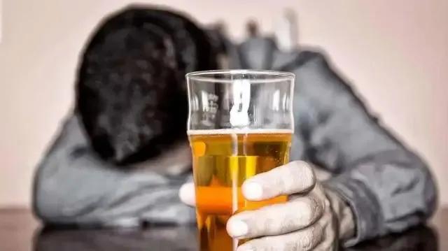 一瓶啤酒后，这名26岁男子意外摔倒成脑出血！医生在深夜急救，救了他一命

一起由