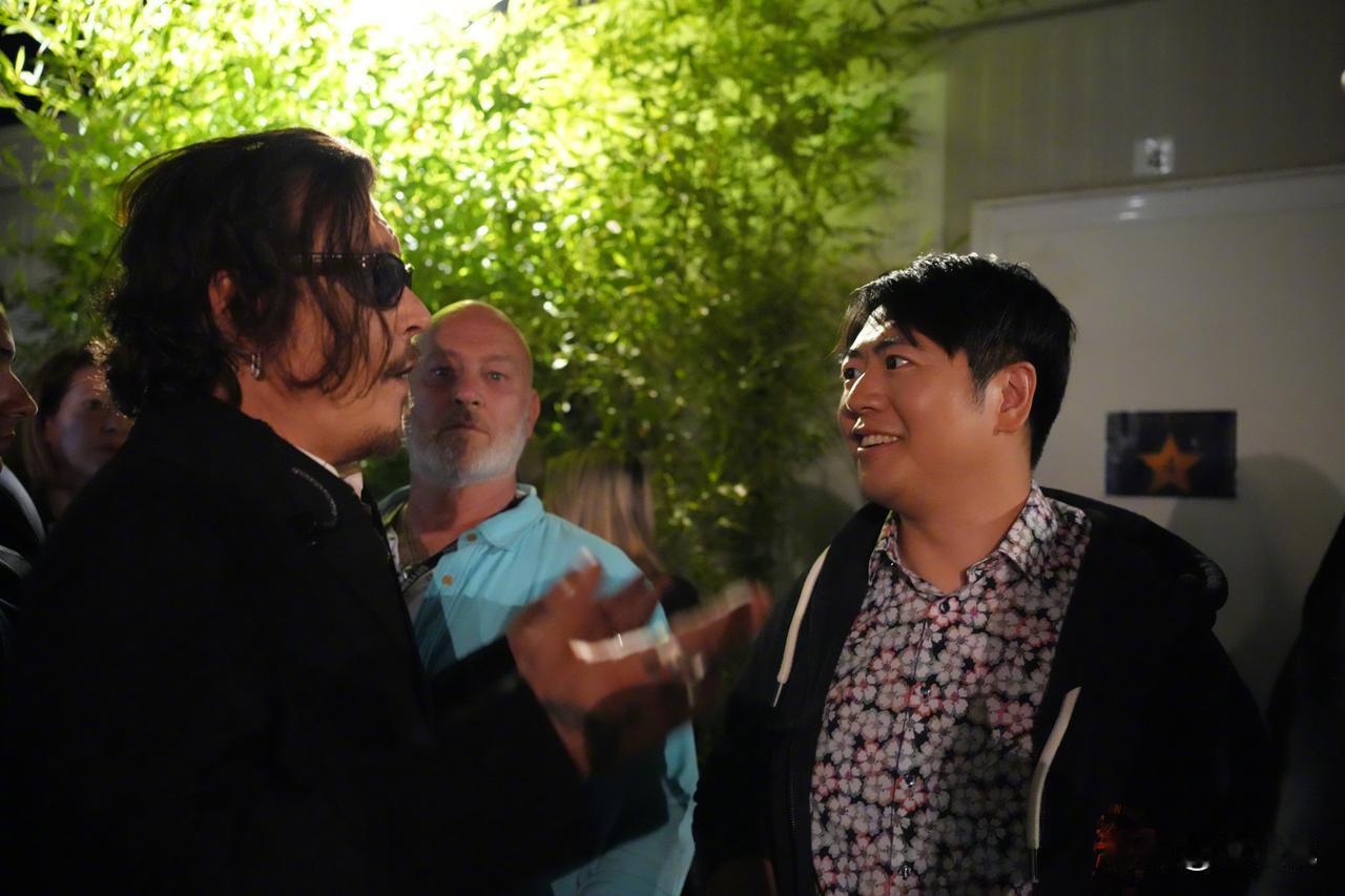 郎朗的照片也太真实了吧？
在郎朗的镜头里，仿佛所有人都变胖了！郎朗、德普、黄老板