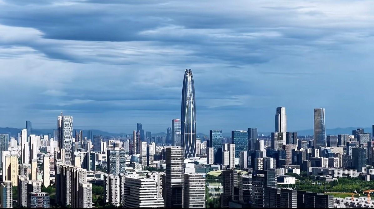 果然，过年亲戚相聚，少不了攀比。我老婆去看望她的叔叔伯伯们。期间，她的堂哥、堂姐