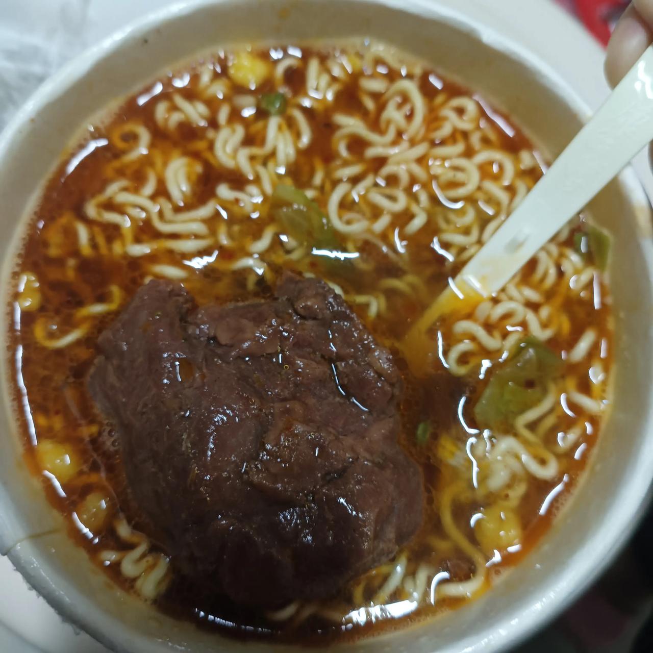真正的康师傅牛肉面，那块酱牛肉我自己另外买的，差不多花了20块钱，吃得高兴就好。