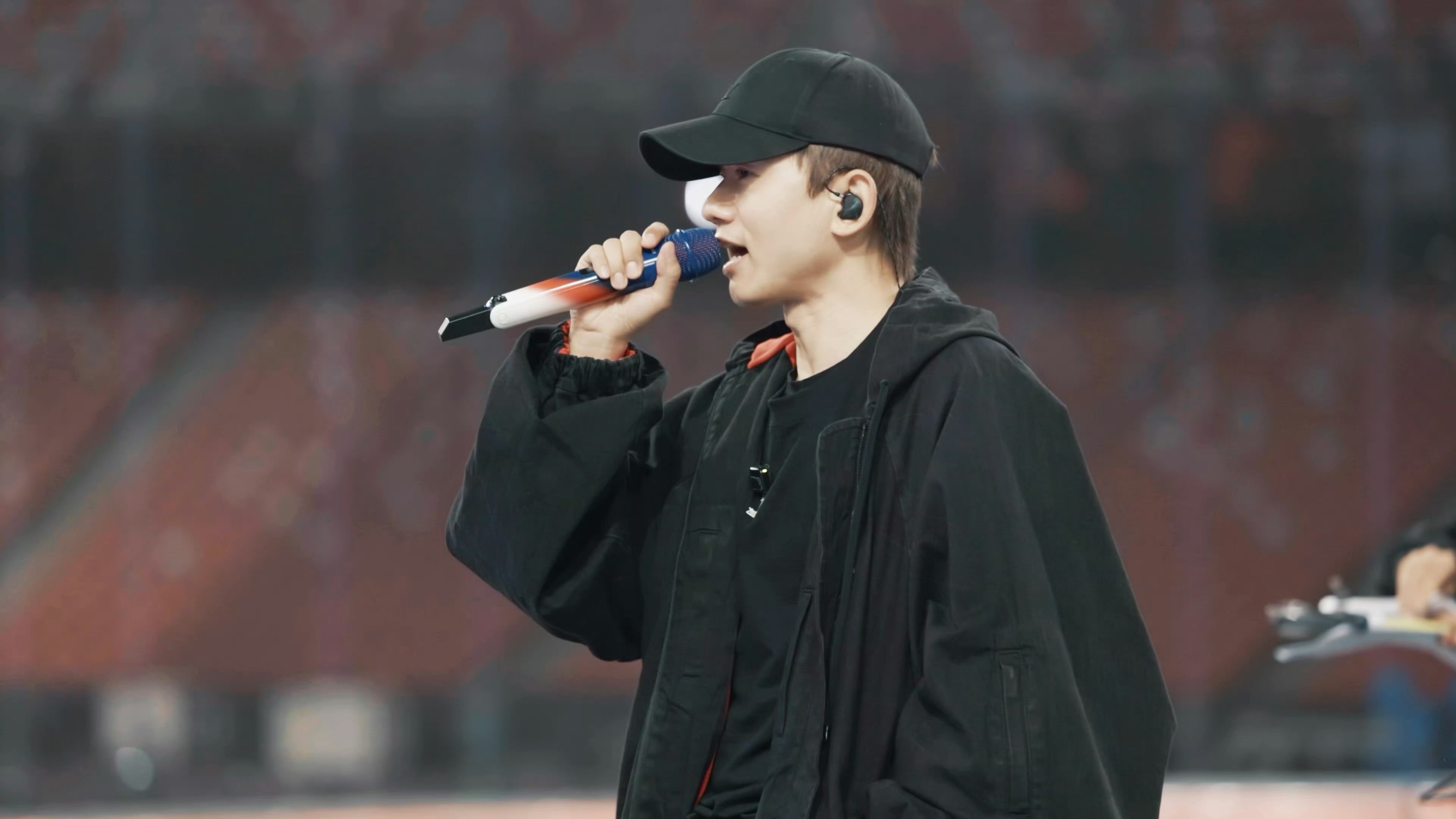 张杰站在1982火车上巡游全场站在火车上巡游全场氛围感直接拉满，在火车上看全场一