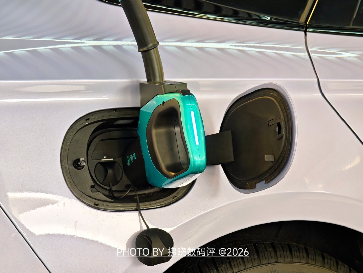 比亚迪闪充站长啥样？全球首创滑轨悬吊式T型桩，零重力充电枪，轻巧又省力，枪线悬吊