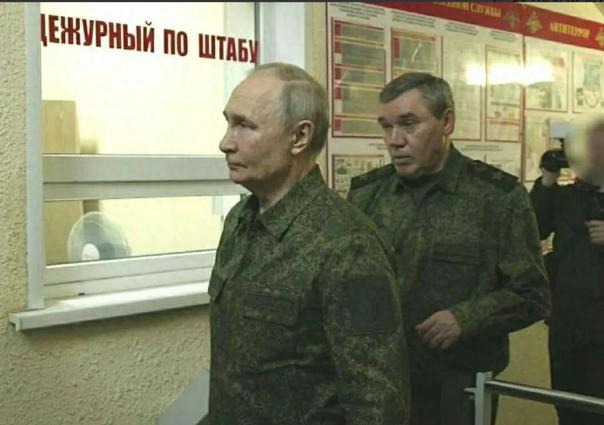 乌克兰要迎来大麻烦了，因为普京突然穿上了军装。熟悉普京的人都知道，他一旦穿上军装