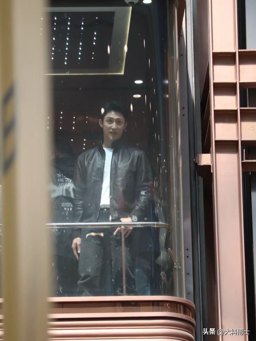 黄景瑜，电梯里的男人是他吧？皮夹克+大背头，太帅了，那腿感觉有两米长啊。
今天黄