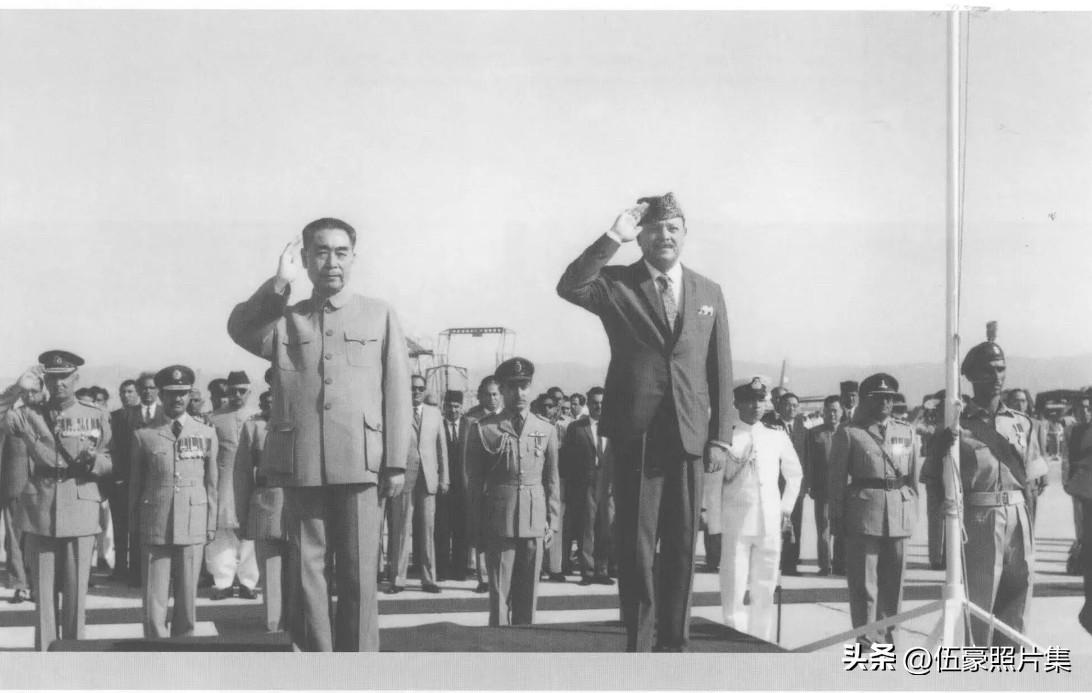 1965年6月2日，周恩来总理抵达巴基斯坦进行访问，巴基斯坦总统阿尤布·汗到机场