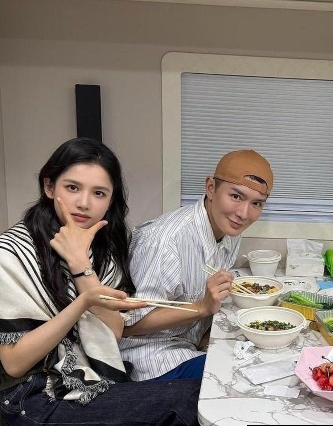 明星剧组餐居然这么清淡，张婧仪原图美到失语啊 