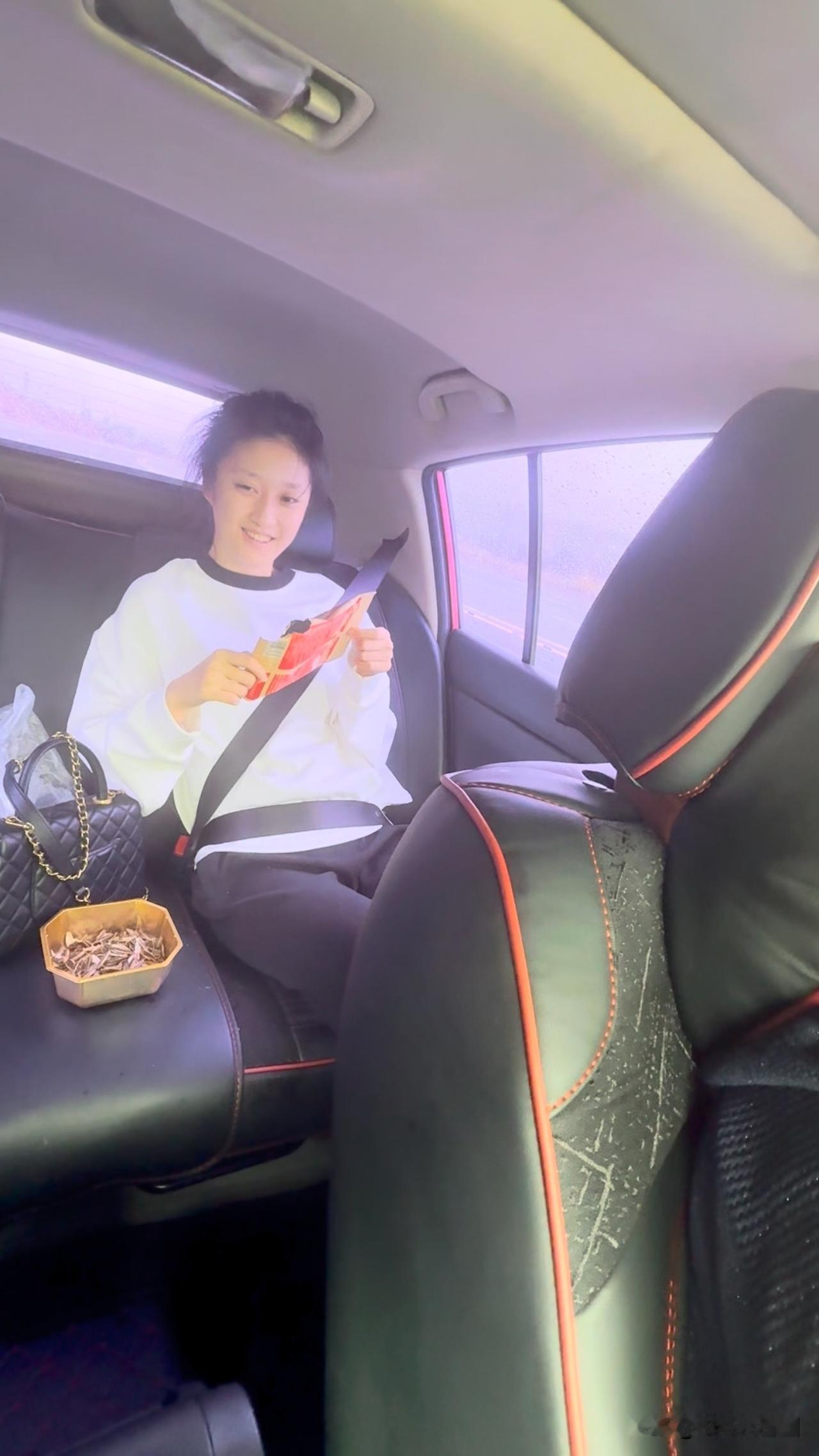 开着我的“屎爬牛”——就是我的那辆二手车，今天载着前夫哥，还有我的宝贝女儿菲儿，