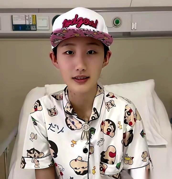 手指划过屏幕，停住了。
一张女孩的脸，笑得像刚出炉的面包，热气腾腾，蓬松又饱满。