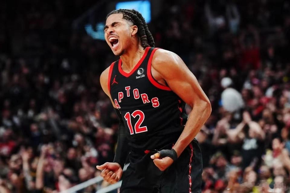 博伊尔斯猛龙和骑士的比赛，首节双方的进攻都不好，骑士失误太多，猛龙则是三分频频打