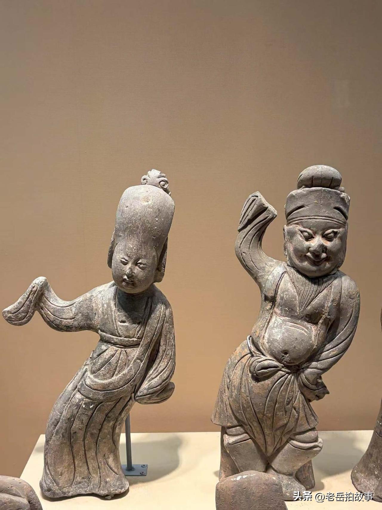 楼下一位老太太把物业和业主的事儿说的清清楚楚，她说，物业与业主之间呀，其实没必要