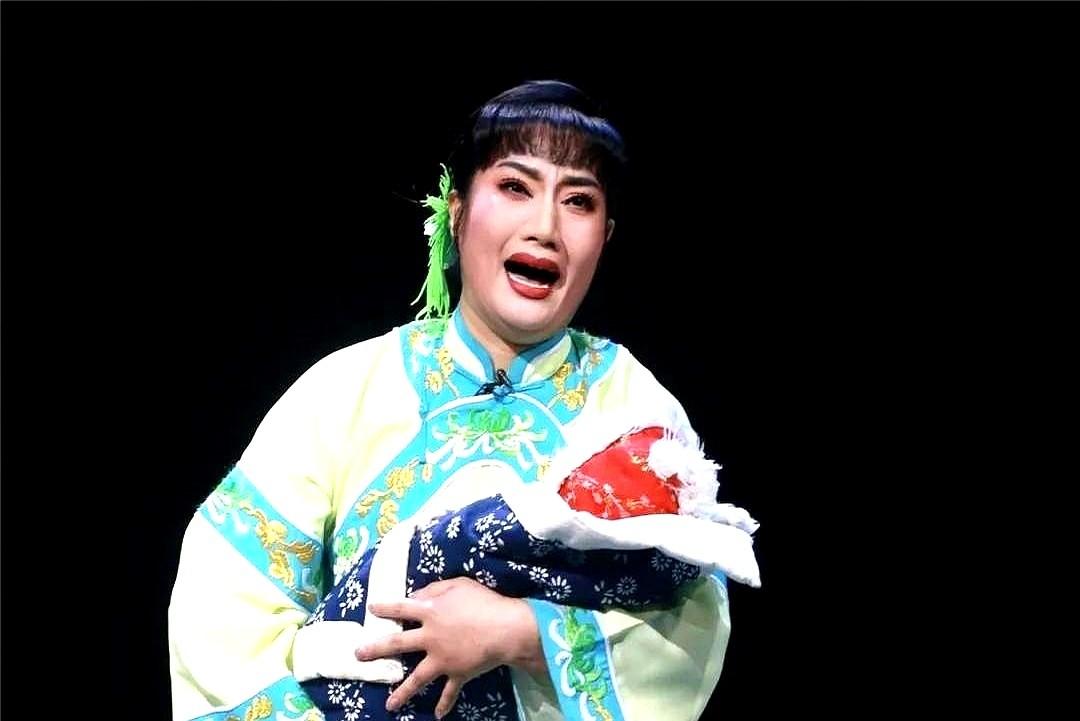 我跟你说个事儿，你可能都觉得有点魔幻。
一个没编制的民营豫剧团，河南小皇后，自己