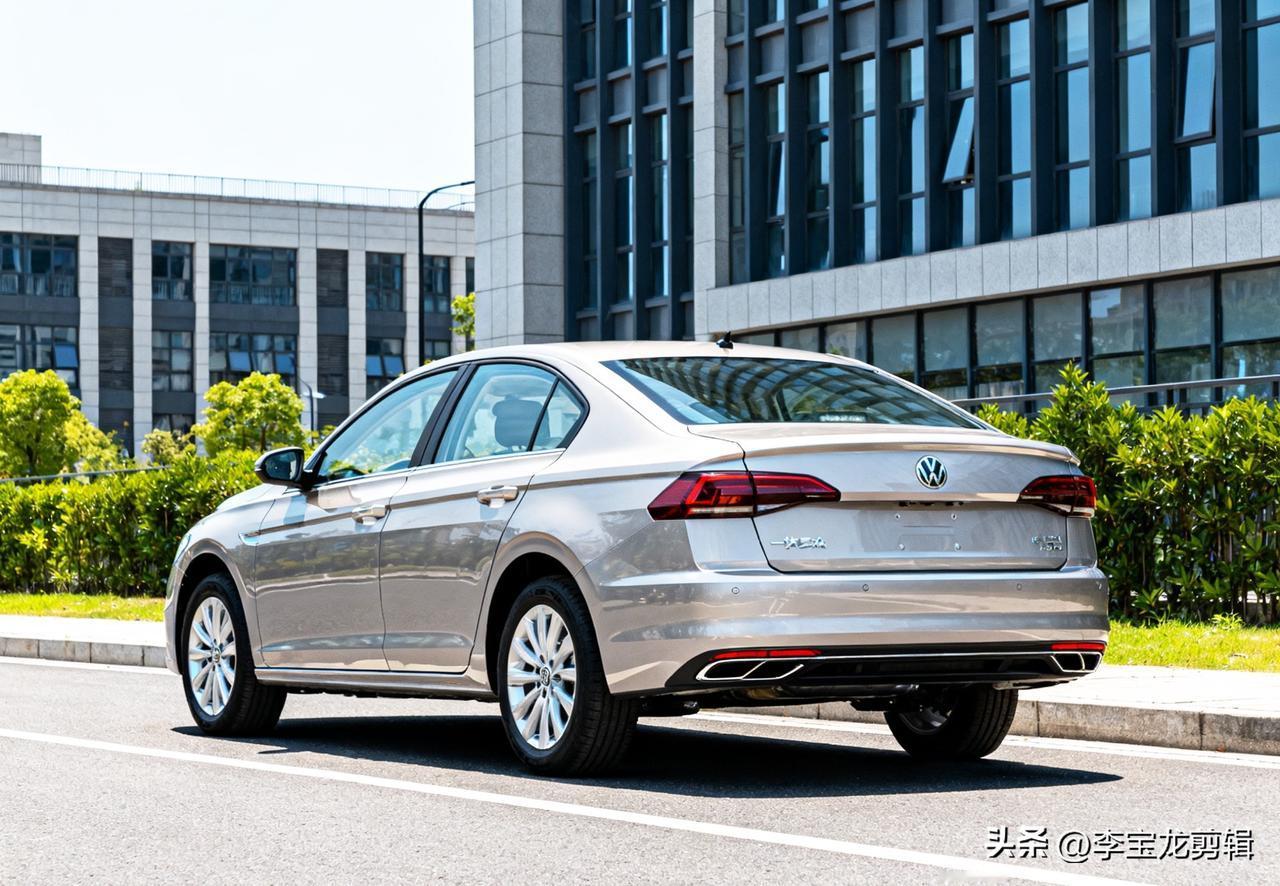 宝来1.5L搭的EA211发动机+6AT，113马力看着不强，但市区开真不拖沓。