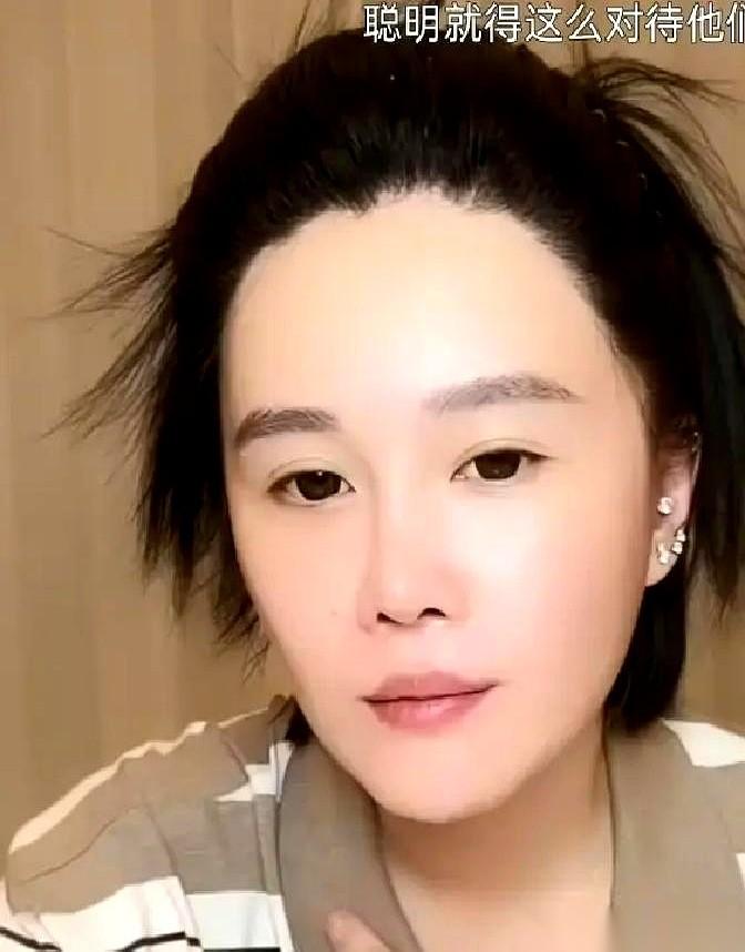 “一年两千万包养你，外加一套海景房，干不干？”这行刺眼的弹幕刷过赵本山女儿球球的