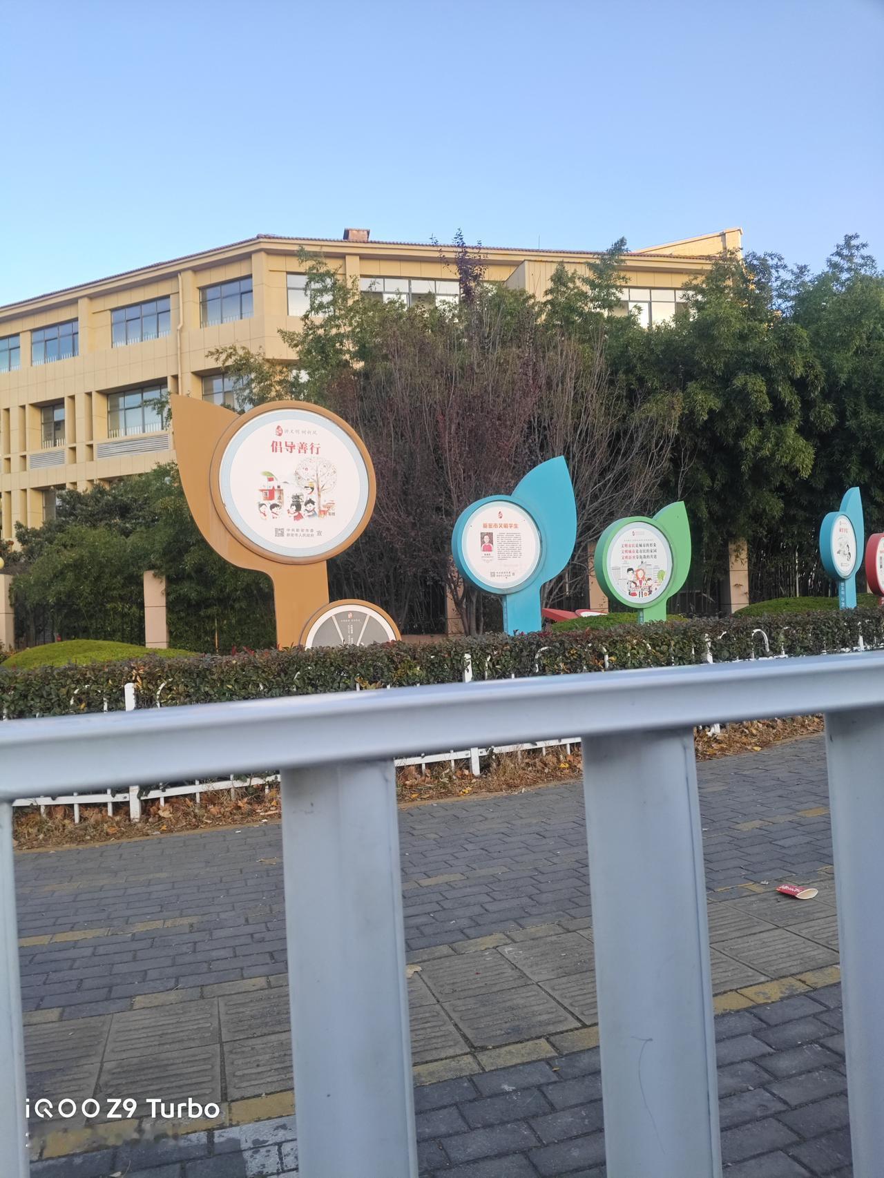 瞧这街头的宣传牌多有意思，像一朵朵彩色的花，有橙色的“倡导善行”，还有蓝的绿的，