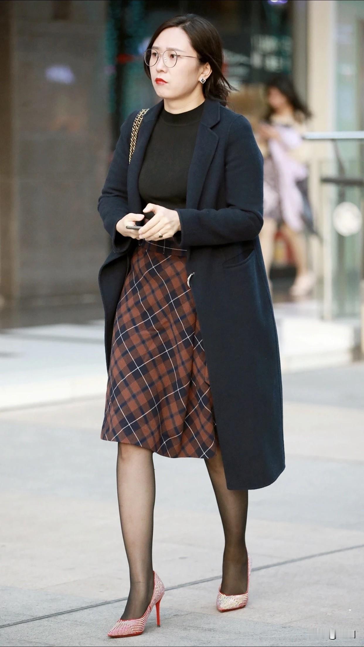 怎样穿搭让自己更优雅都市雅痞风穿搭指南，复古格纹裙搭配黑色高领衫，尽显时尚品味！