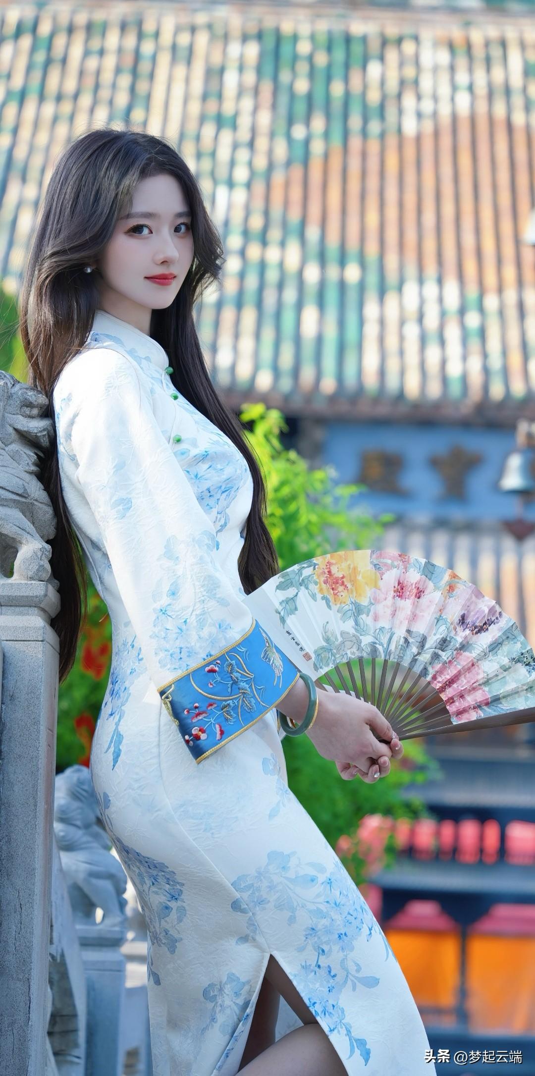 美女身穿白色旗袍，每一个姿势，都在古风建筑的衬托下，美得像画一样。