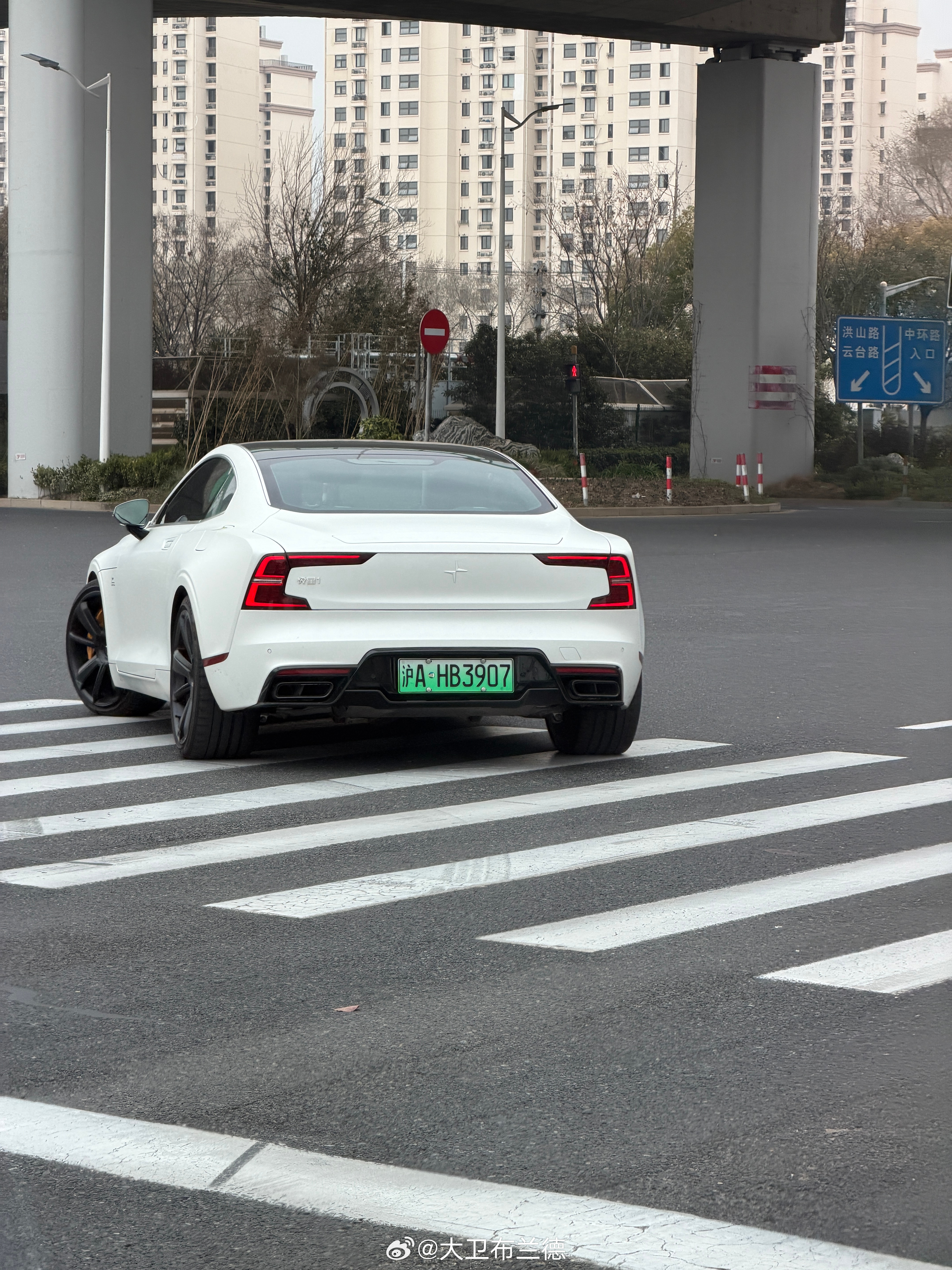 偶遇活着的极星1，当年价格145万。以为是沃尔沃90换壳车，没想到还是不一样的是