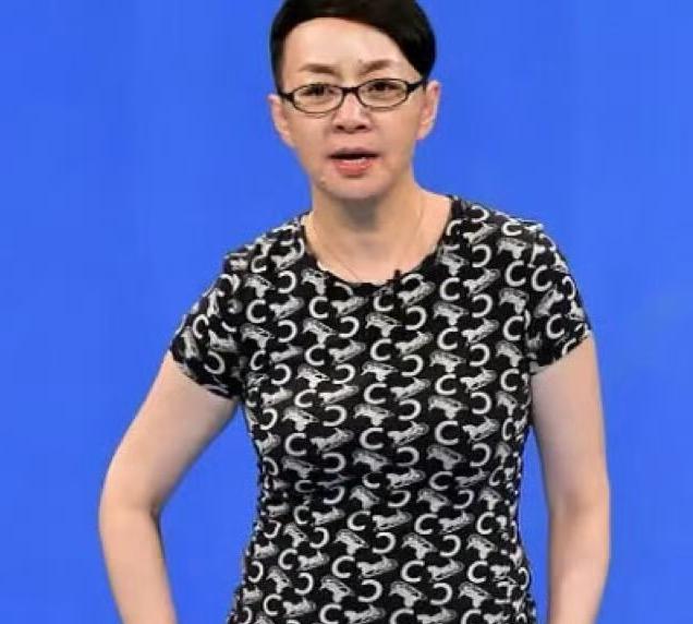 宋丹丹一件T恤穿20年，真节俭还是真凡尔赛？

那英演唱会上，宋丹丹穿了件拼布T