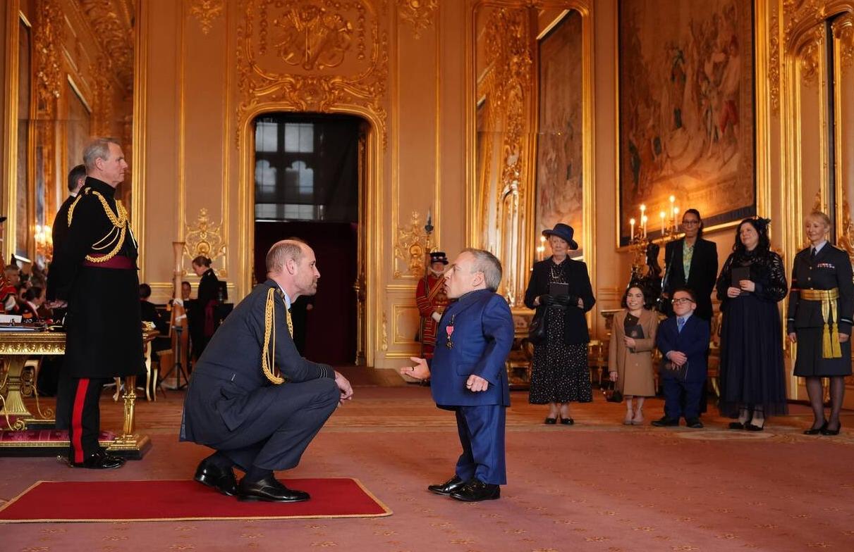 这位身材矮小演员获颁大英帝国勋章

英国皇室威尔士王子威廉，在温莎城堡主持了大英