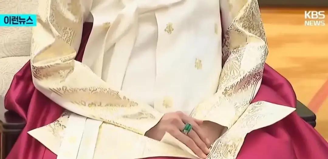 37%出口暴涨背后，她戴的戒指让韩国赚了1个亿
 
金惠景最近三次出访，手上那枚