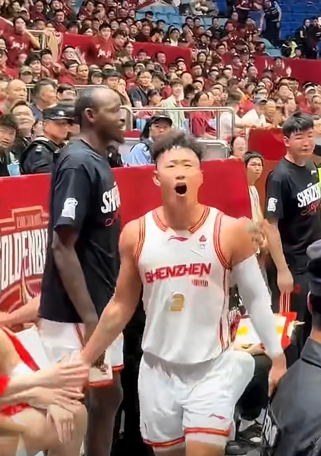 贺希宁被扔打火机和当面嘲讽，差点就上当了昨晚的CBA赛场，贺希宁对着观众席怒吼的