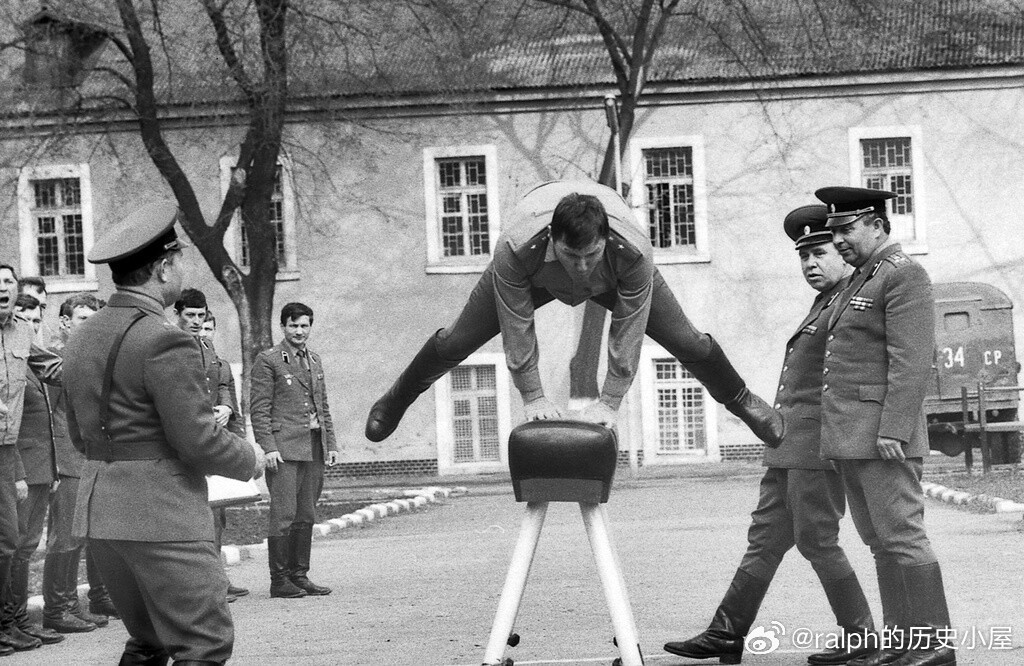1984年莫斯科电子工程学院学生军训跳过鞍马历史影像