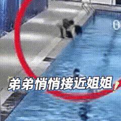 做妈妈的心真的大，带着两个孩子到游泳池去游泳，但是自己去游泳了，两个孩子留在岸边
