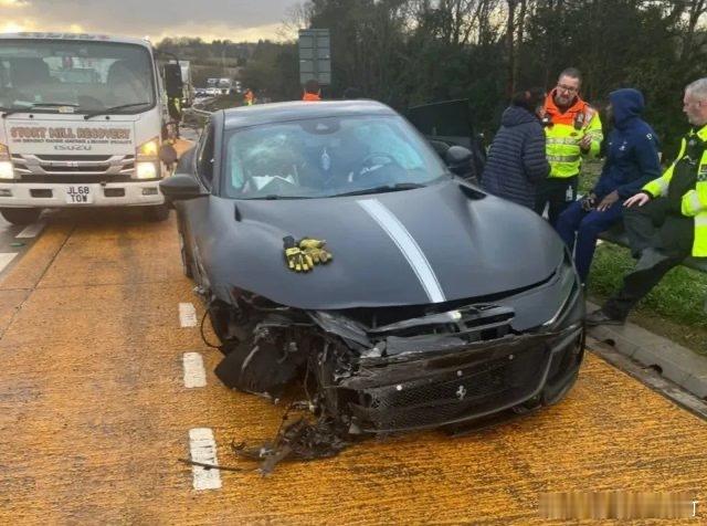 热刺的法国前锋穆阿尼日前卷入惊魂车祸。热刺本周三欧冠做客法兰克福，在驾车前往机场