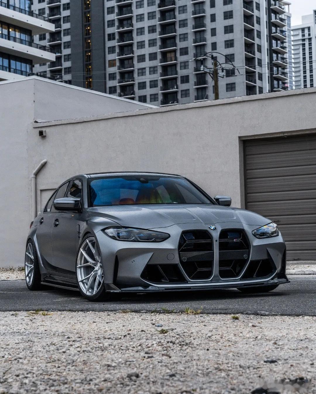 当这抹风暴灰出现在后视镜里，空气都变得稀薄。🚗💨 BMW M3 往那一停，就
