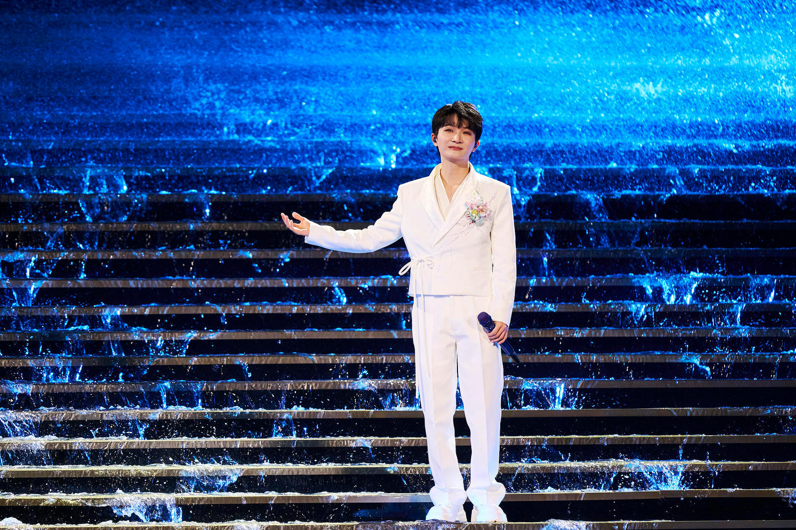 【#周深向香港火灾捐款100万元#】香港新界大埔宏福苑多栋住宅楼发生火灾，人员伤