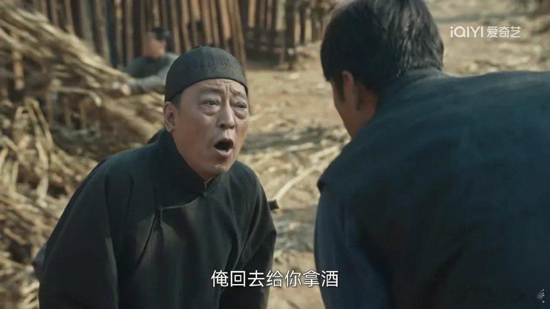 在《生万物》里，宁学祥这个父亲对绣绣的爱，着实让人琢磨。他疼绣绣吗？答案是肯定的