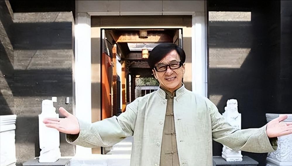 [微风]1990年，成龙来北京拍戏，被房产中介一通忽悠，入手了八套四合院，每套5