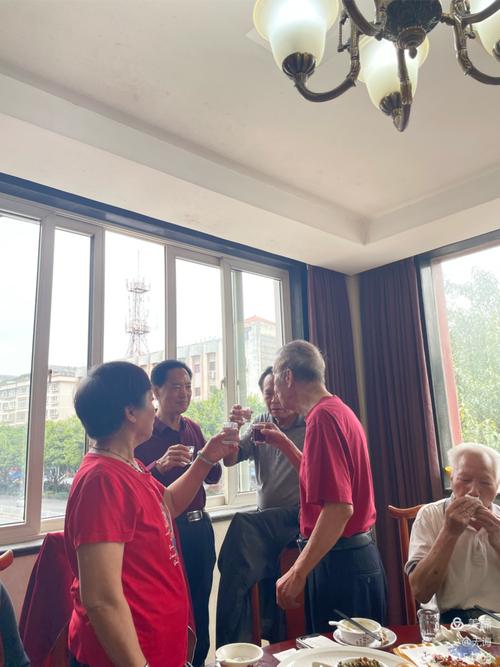 我一直认为如今亲戚朋友关系也变物质化和利益化，所以现在朋友的保质期逐年缩短了。