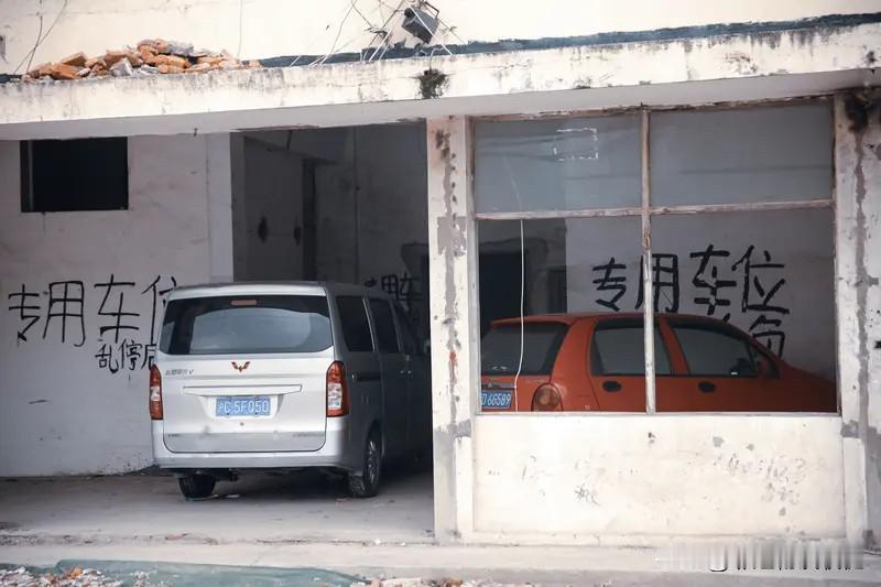 借车给亲戚却不按时归还，着实令人头疼。我认为首先要心平气和地沟通，询问对方未按时