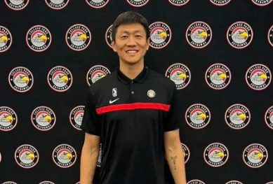 解说：李昂成为家乡CBA球队的主教练，等待李指导的是机遇